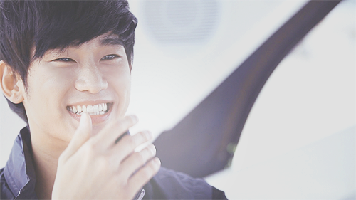 ChinaTopix's tweet photo. South Korean Actor Kim Soo Hyun Apologized After Kissing Cha Tae Hyun on 'The Producers’ http://t.co/8x0gd11sD0 http://t.co/pTna6xndXm