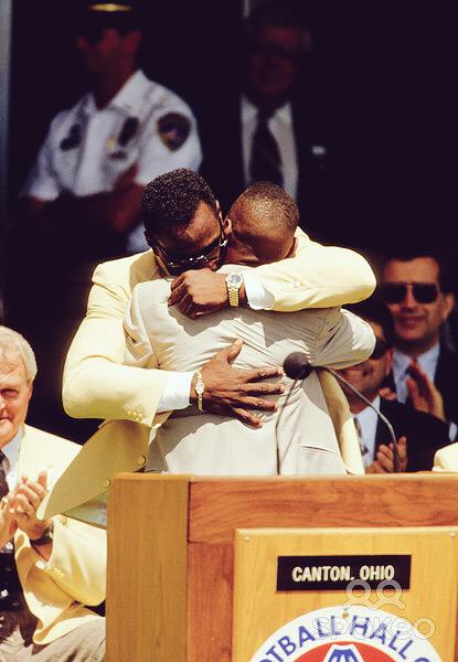 paytonsun's tweet photo. 22 years ago today I was the 1st son to induct his father into the @ProFootballHOF. #Legacy #Bears cc @walterpayton http://t.co/X6vOoX6Wv8