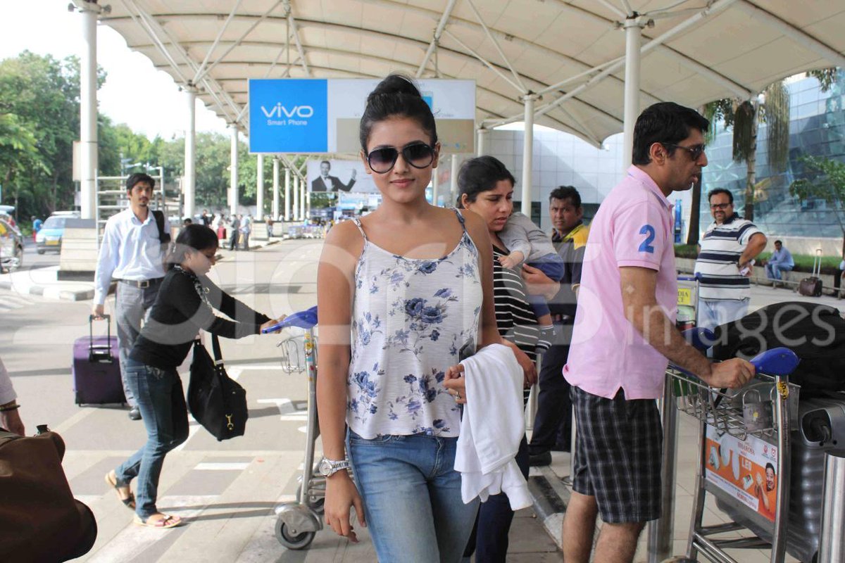 MoviesUpdatez's tweet photo. @Mishtichakra Spotted At Mumbai Airport --> http://t.co/hhWWLDLwd5
