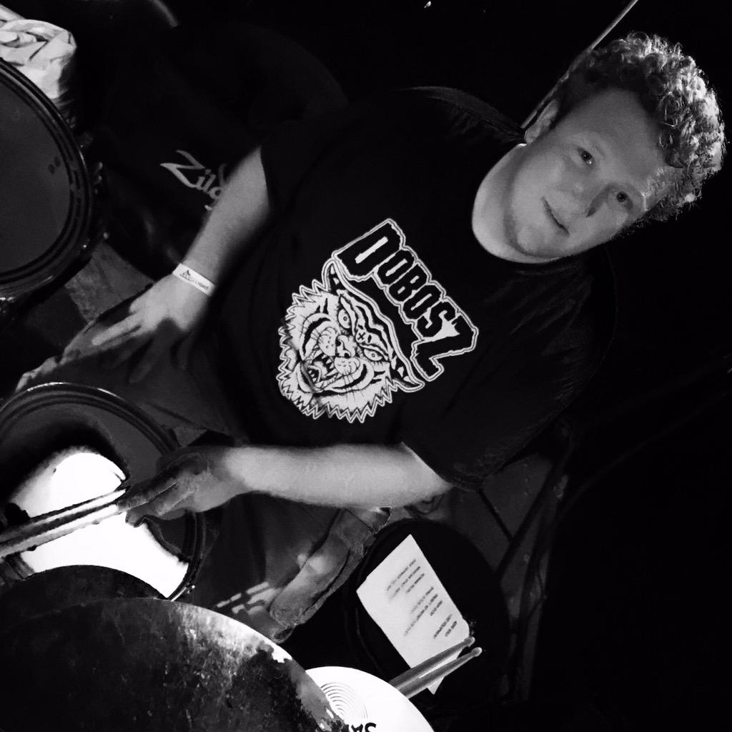 nineplanetsband's tweet photo. Back Stage @ Championship Bar. Going live soon. @tsmooth34 http://t.co/MvPeTM9TyQ