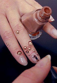 raquhacevimu's tweet photo. WTF? This Girl Used an Expired Nail Polish!What happened to Her Fingers?All Girls must See >>> http://t.co/sd07lUVbfT http://t.co/cYGrTviGje