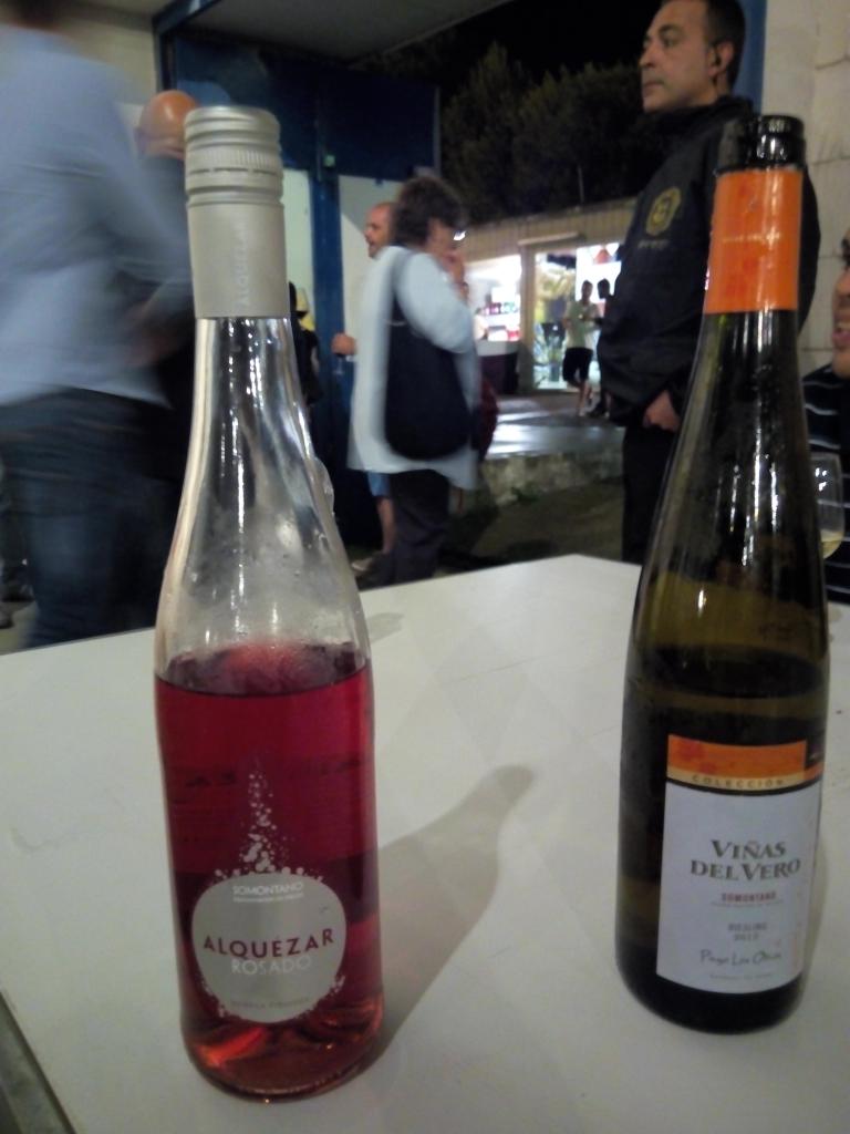 Juanitem's tweet photo. Dándole un poco al festival del Somontano #Vinos2015 @pedofrito @LauraArio @Galcober @dani_gracia @AnaComerranas http://t.co/IXEJeB49ZE