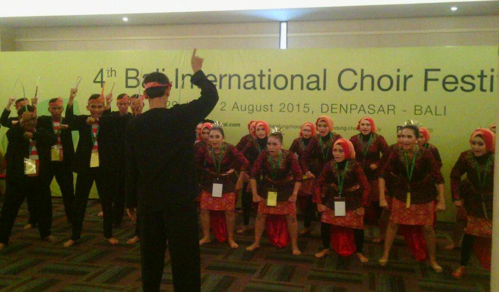 Teman-teman <a href="/psmUdinus/">PSM Gita Dian Nuswa</a> sdg bertanding di lomba paduan suara Internasional di Bali. Doakan ya guys. Mimin yg mn coba?