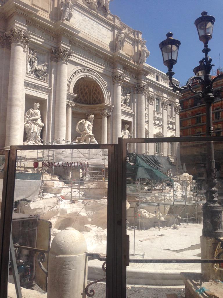 CndRedBullGirl's tweet photo. So sad #trevifountain looks like this #Rome http://t.co/vW88btap3a