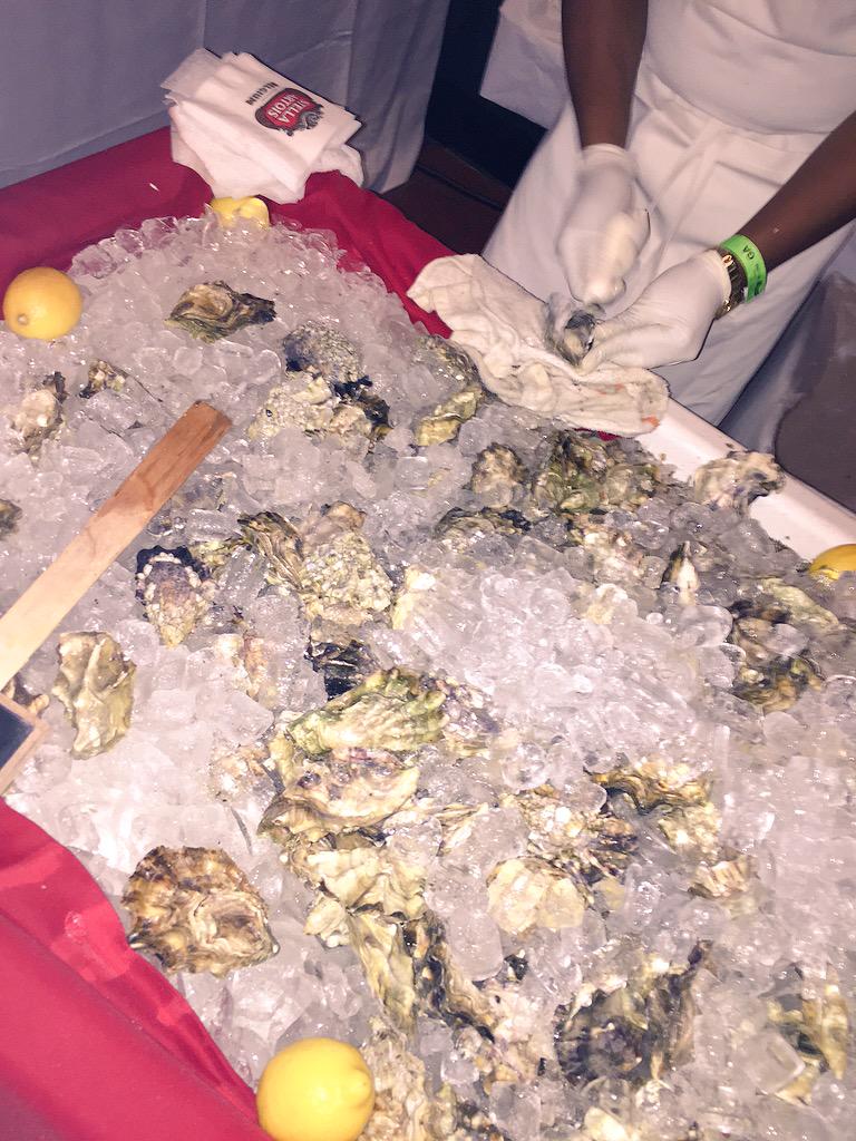 Glendahelenq's tweet photo. Best oysters I've ever had. #MaplePoint #MidtownOysterBar http://t.co/RrTfgSBnLQ
