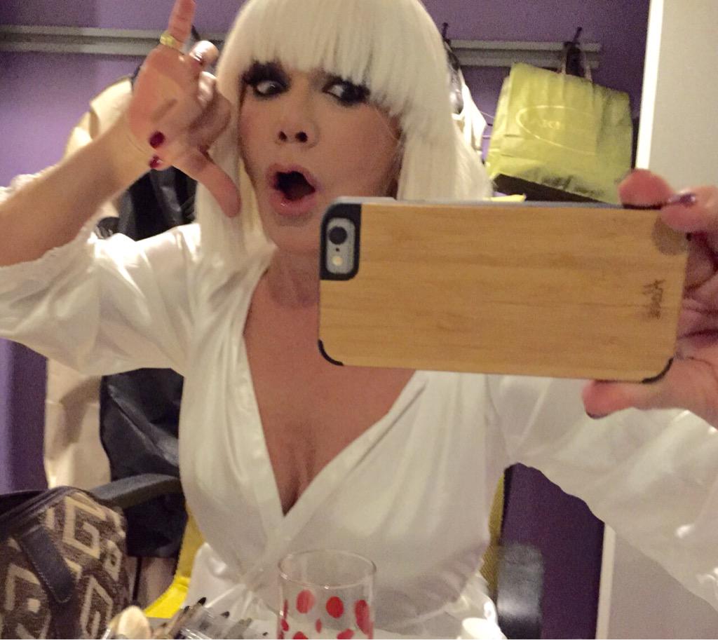 valientesoledad's tweet photo. Jugando a ser Sia. Ay si pudiera cantar como ella. Venga! ๐ค http://t.co/2h9z5ig3PE