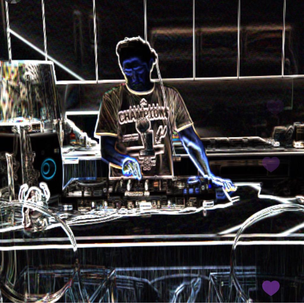 Clipeo_'s tweet photo. Turning up the glow &amp; drops for a Friday lunch session 🎶 #EDM Thx @hoot_app http://t.co/ZjSlJu727n