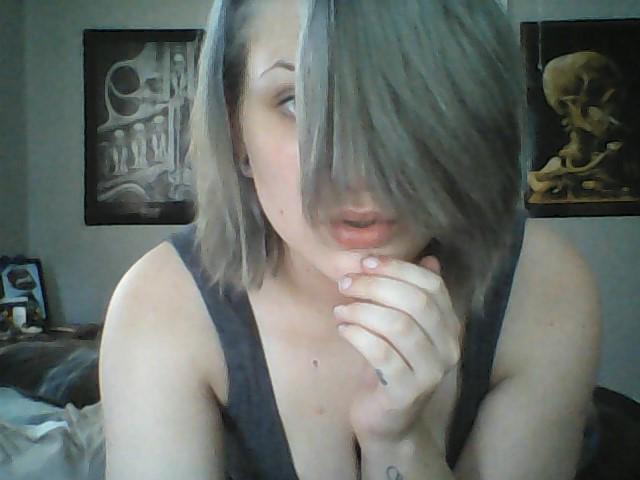 kerstieirene's tweet photo. Gray hair like ya grammy #gray #hair #coolingviolet http://t.co/x4mxTfH1zg