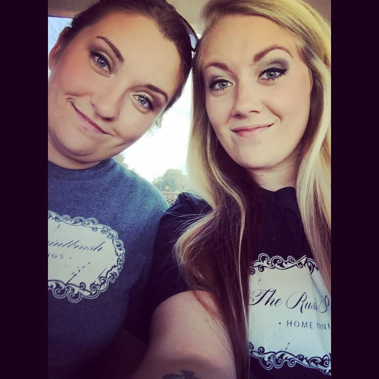 Festival fun 😉👯 #sister #bestfriend #chalkpaint #itshotoutside