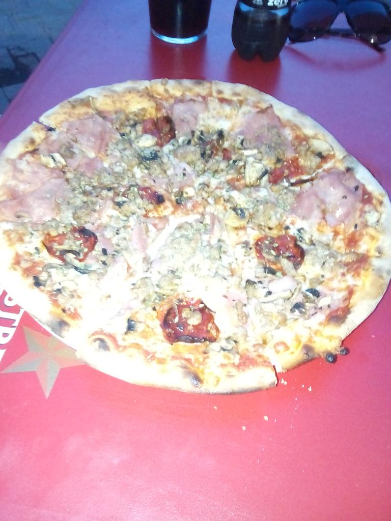 marepelee's tweet photo. Para irnos a los Murcias con un buen sabor de boca #pizzaspaoloatope http://t.co/s3BNOEzebl