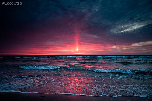 LocoOtro's tweet photo. -¿Nos vamos? -¿A donde? -A donde los sueños se hacen realidad. http://t.co/WVOEqlnF5Y