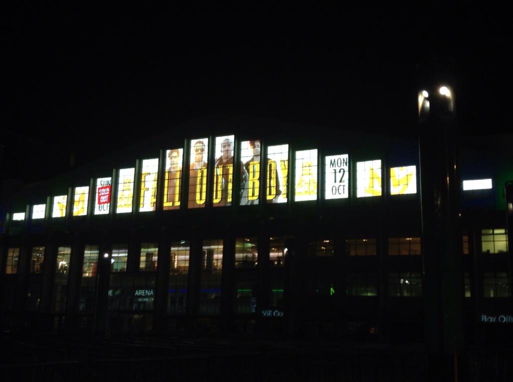 eminetaylorunlu's tweet photo. Hey look who's that advert at Wembley @petewentz @PatrickStump @falloutboy @trohman @hurleyxvx http://t.co/UombqZNJ9F