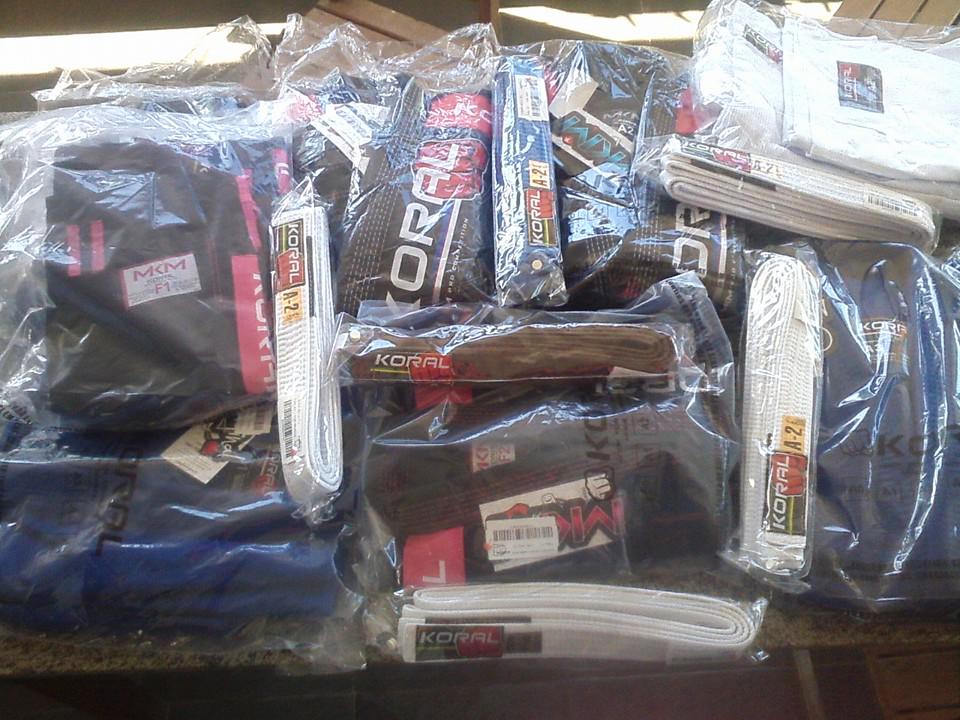 Checkmatkta's tweet photo. Armaduras da #koralteam p/ #Panamericano de #bjj prontas p/ guerra. Boa sorte, guerreiros. Oss #checkmatkta #equipe1 http://t.co/uWuj7y3sAJ