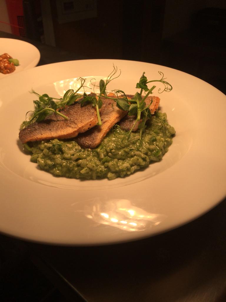 GaryBeggs3's tweet photo. Pan seared Seabass with a Alsace bacon and spinach risotto #pearlballyholme http://t.co/o0VsRTdxdy