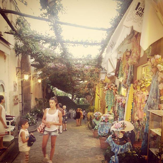FeelingItaly's tweet photo. InstaPic by little_pollyanne: #shopping #positano #stasenzapenzier #seratespensierate๐ #likeforlikes #likeformy #amโฆ http://t.co/KnS3Y3kP6G