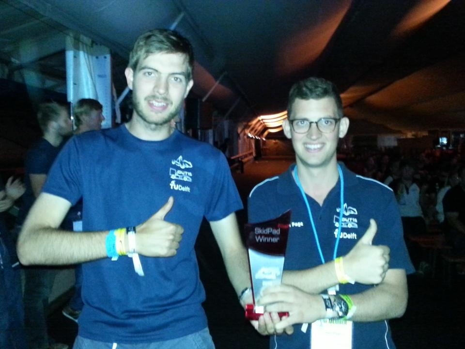 FS_Team_Delft's tweet photo. William Page (aka Gary) and Daniel van der Berg with the wet pad trophy #FSG2015 #FSGlive #5.070 http://t.co/F40AEDHLTz