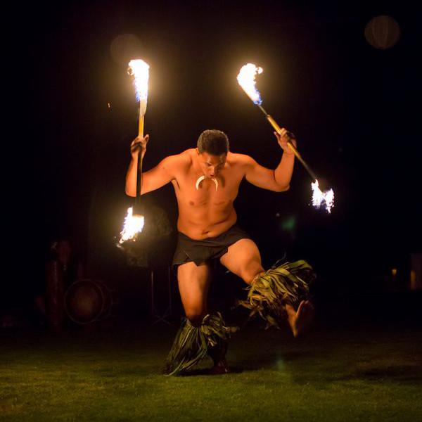 SugarBchEvents's tweet photo. Look at this! This is how we celebrate at weddings in #Maui #fireknifedancer Photo by @karmahill http://t.co/61EEF9M2LO