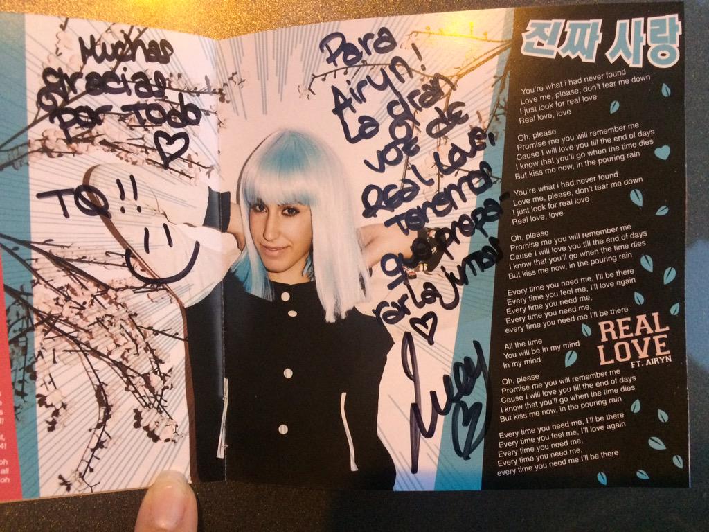 Airynmusic's tweet photo. Gran actuación y firma de discos de @lucy_paradise en Sevilla,todo un placer colaborar contigo😆 http://t.co/Kl8sEyUXDu