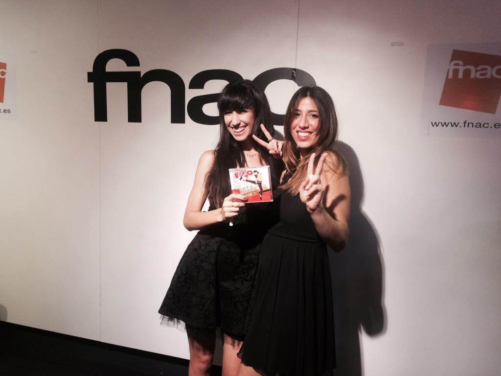 Airynmusic's tweet photo. Gran actuación y firma de discos de @lucy_paradise en Sevilla,todo un placer colaborar contigo😆 http://t.co/Kl8sEyUXDu