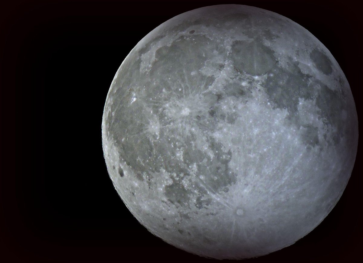 dtjarks's tweet photo. #BlueMoon2015 over Clive, IA last night.  It was a day early actually, but it's close enough...  ;) http://t.co/80lD6AzTQa