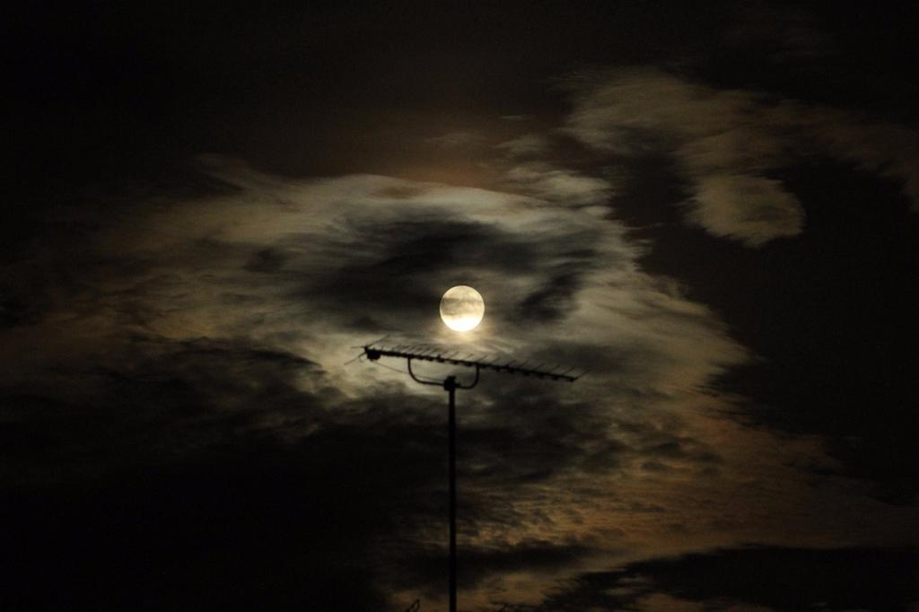 NuApis's tweet photo. @tiempobrasero  Luna llena desde Augsburg #Alemania http://t.co/9Va27vVe9M
