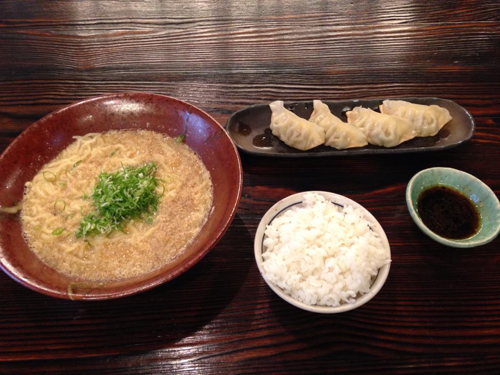 Sakehimawari's tweet photo. Es comida para empleados! No está mal no? http://t.co/v1nqgxwjlr
