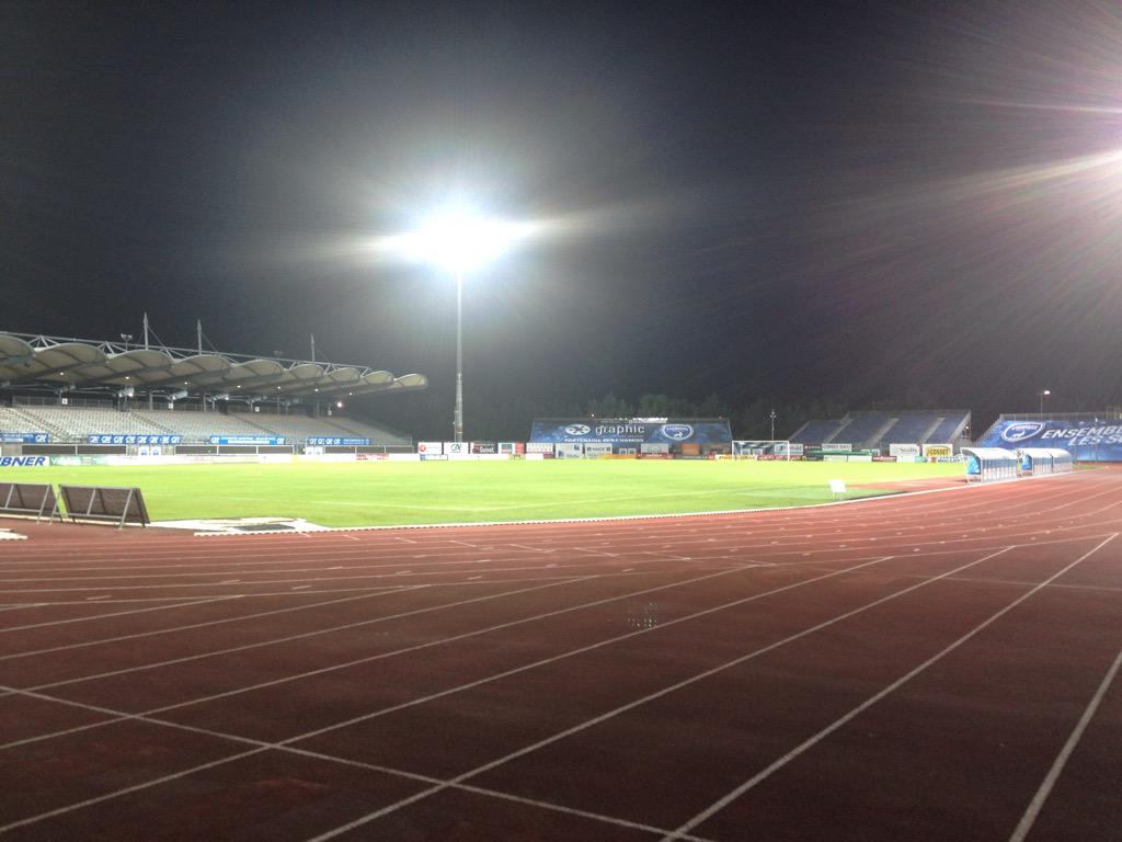 GuyonF's tweet photo. C'est beau un stade la nuit ! #Niort @CNFC_Officiel #borhinger http://t.co/e1RykQlTLc