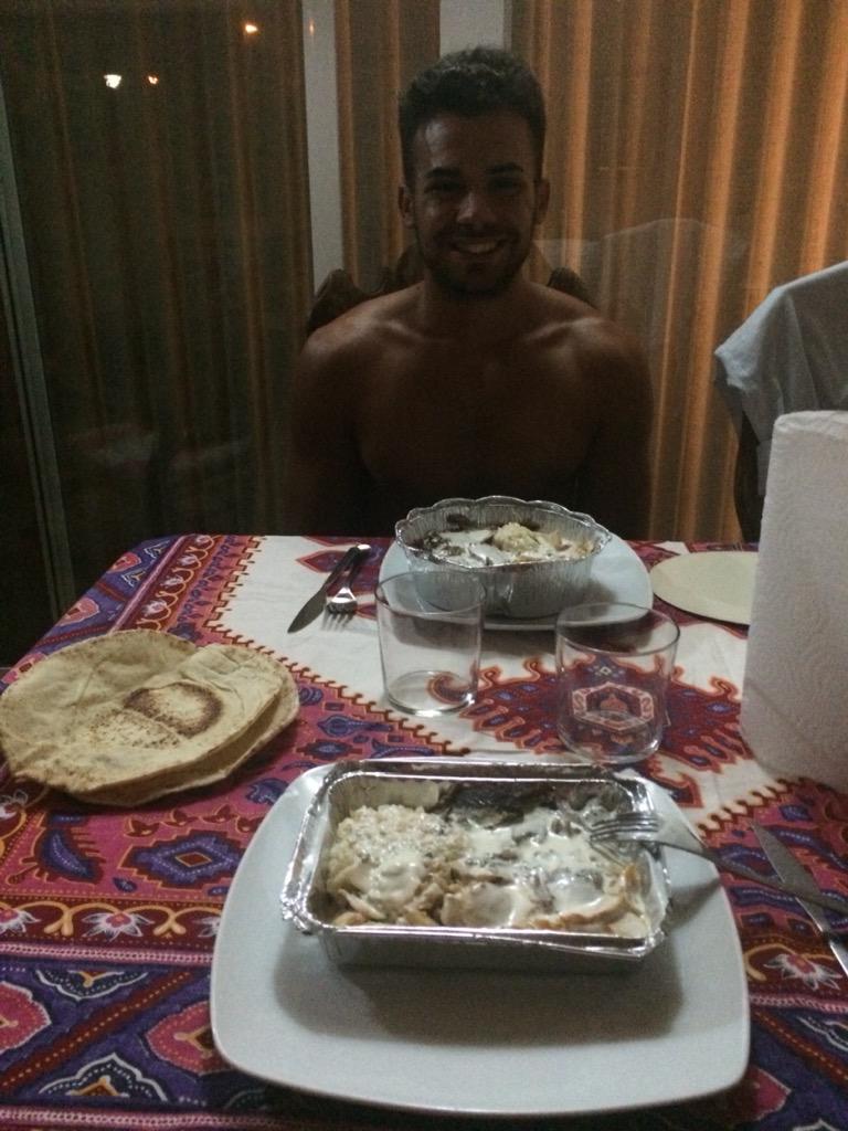 barbarasanchezf's tweet photo. Kebap con mi chino http://t.co/8h8xvs9D3a
