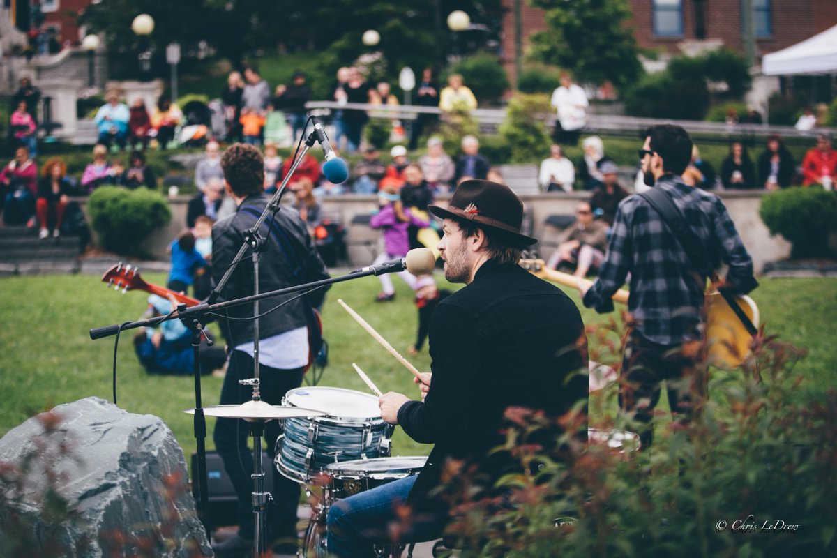 Here's a shot of @MickDavis77 and Thin Love (@BarryLeDrew <a href="/andrewboulos/">Andrew Boulos</a>) performing at Harbourside Park today: