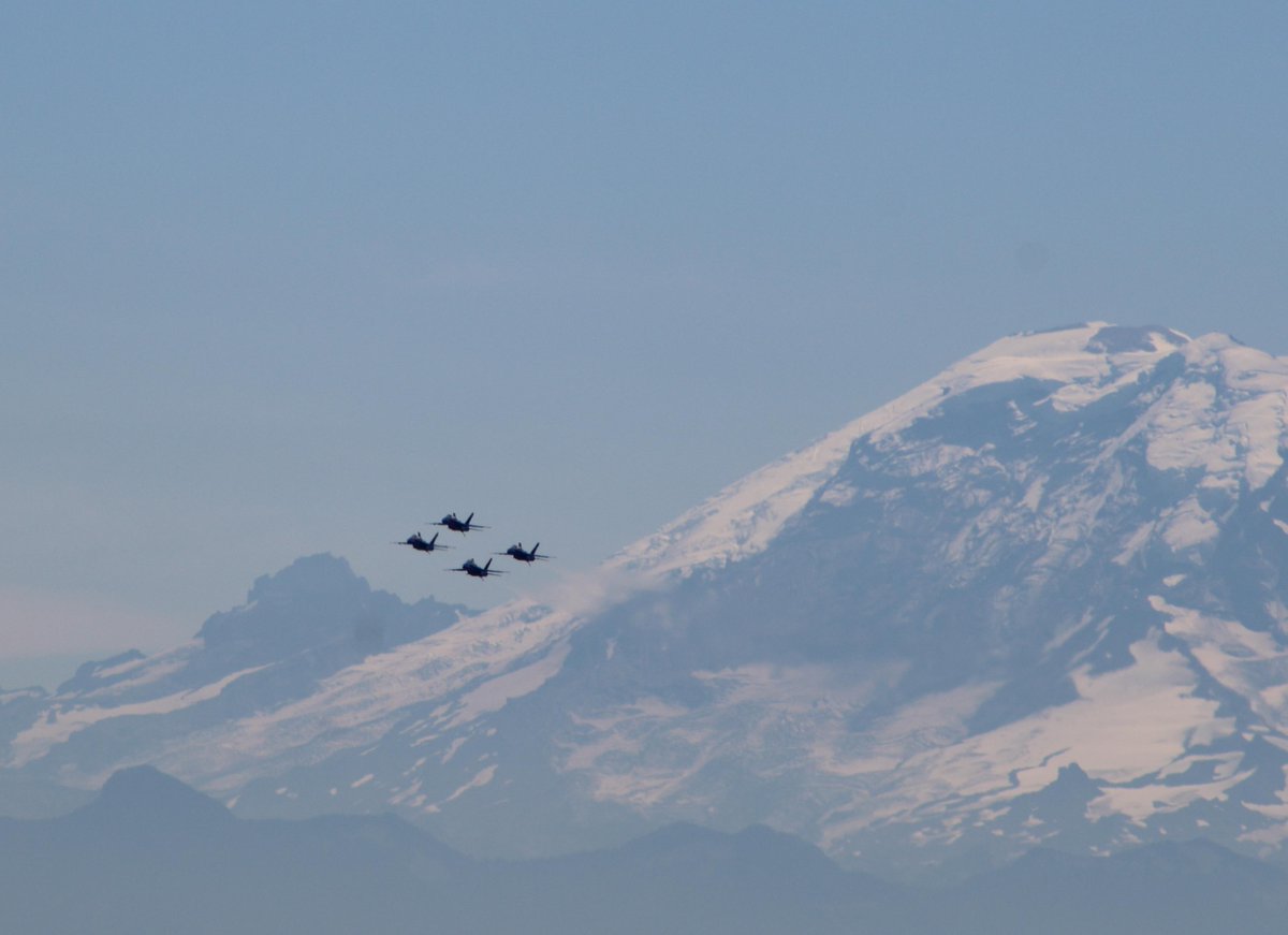 MarkBeauchene's tweet photo. Blue Angels with Mount Rainier.  WGU Washington during Seafair #WGU100. http://t.co/TzgqE4Es2Z