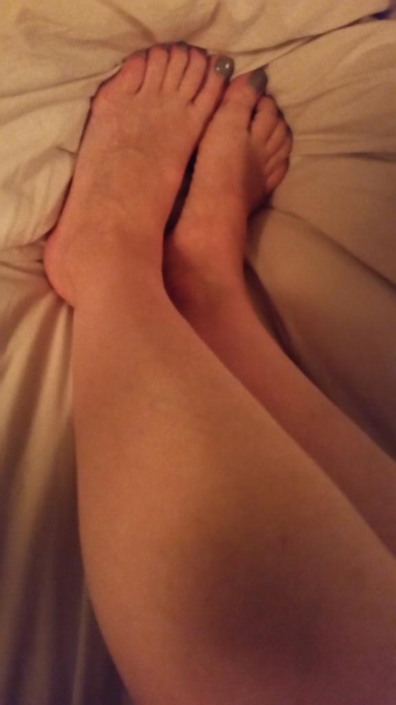 FeetQueens's tweet photo. Off to bed, busy day tomorrow #feetselfie #restingfeet #RT #footfettish #feet #foot #footdomination #footdom #paypig http://t.co/ilNDd37C2r