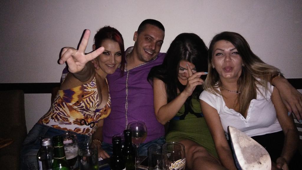 Adri_bejbe's tweet photo. Ja hoću da se slikam 😀 sa @Petroviceva_Kat http://t.co/9QjI1tJ818