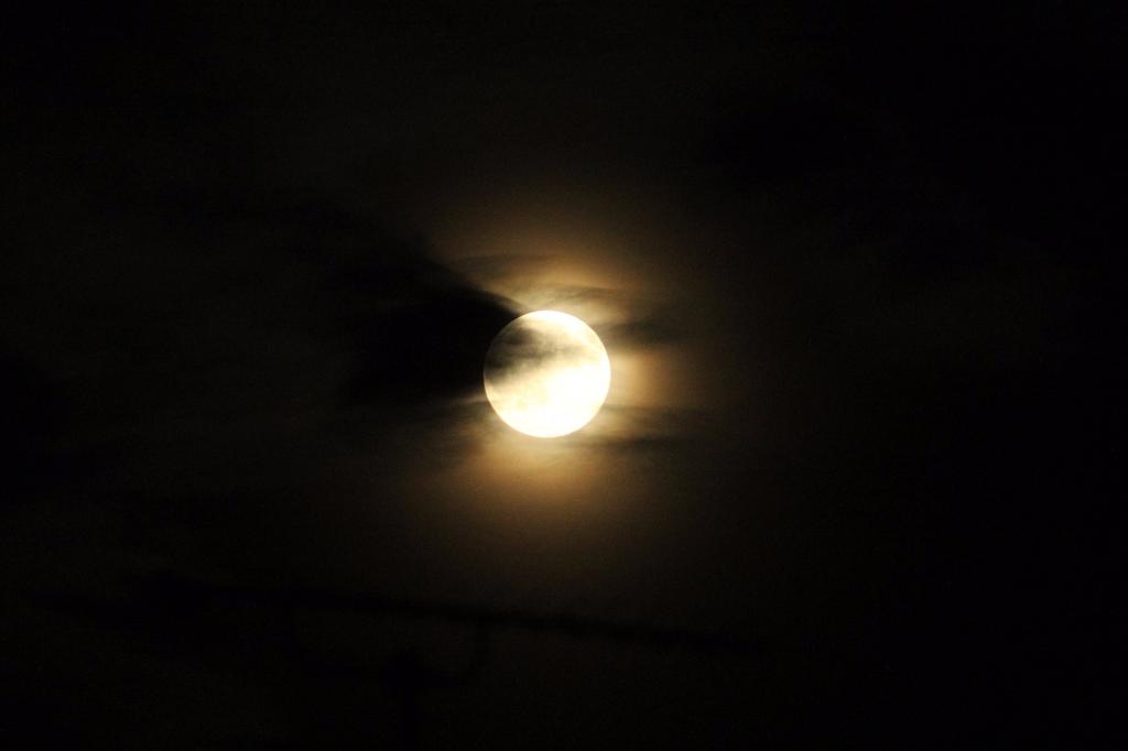 NuApis's tweet photo. @tiempobrasero Más luna llena desde #Augsburg #Alemania http://t.co/PitZmr1G0O
