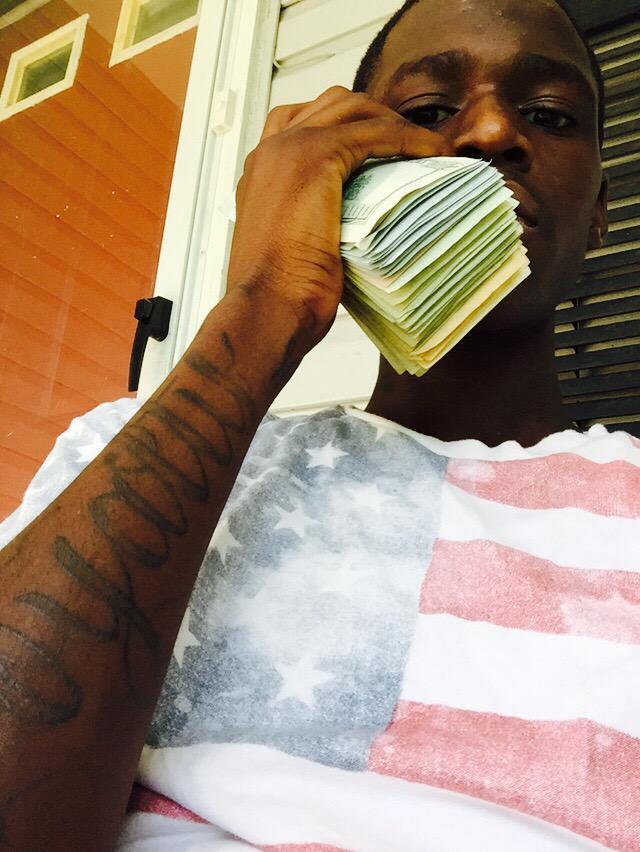 SEIMNBH's tweet photo. I run it up allday everyday let nigga say he gon cum take sum I dnt understand dat 💸 http://t.co/B29mbkKlmo