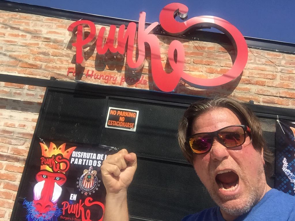 MAURAZZOTV's tweet photo. Ya comienza la fiesta en @PunksBurgers Hamburguesas, Rock, y PlayStyle #HungerTime #AcabateLaQuincena http://t.co/5qmYHzfH4f