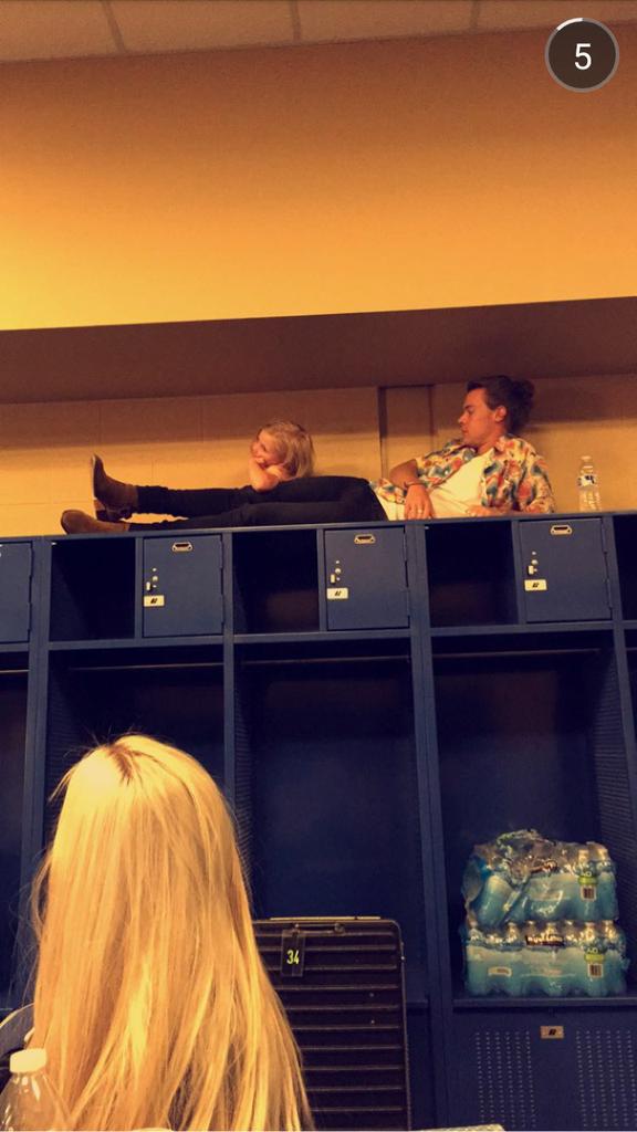 redlippy_lou's tweet photo. #tourlife #luxtagram @louteasdale 💋 http://t.co/s5QNfg2hig