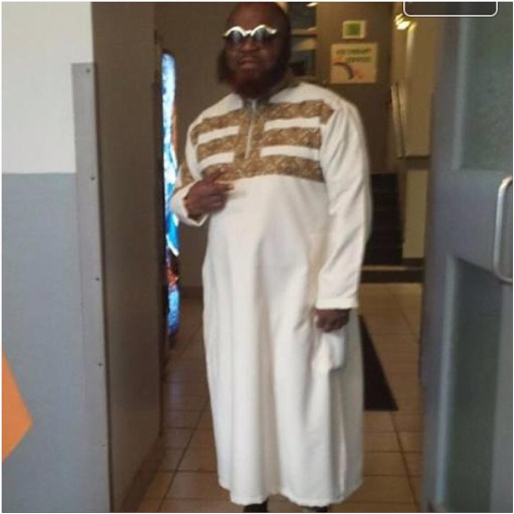 MuhammedSaiyd's tweet photo. Ready to pack my sewing machine &amp; move to Dubai for good. #kingofthethobes #thobe #ثَوب دبي# http://t.co/lXAk3Y0Gaq