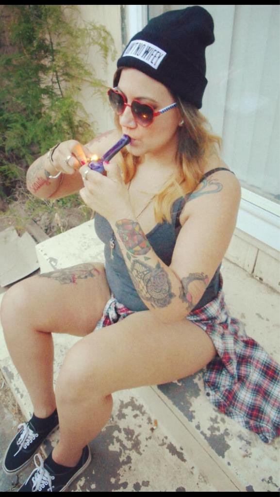 BakedBabes's tweet photo. Shoutout to this baked babe 😍💨@camstearycrys http://t.co/jLsc6xkQ70