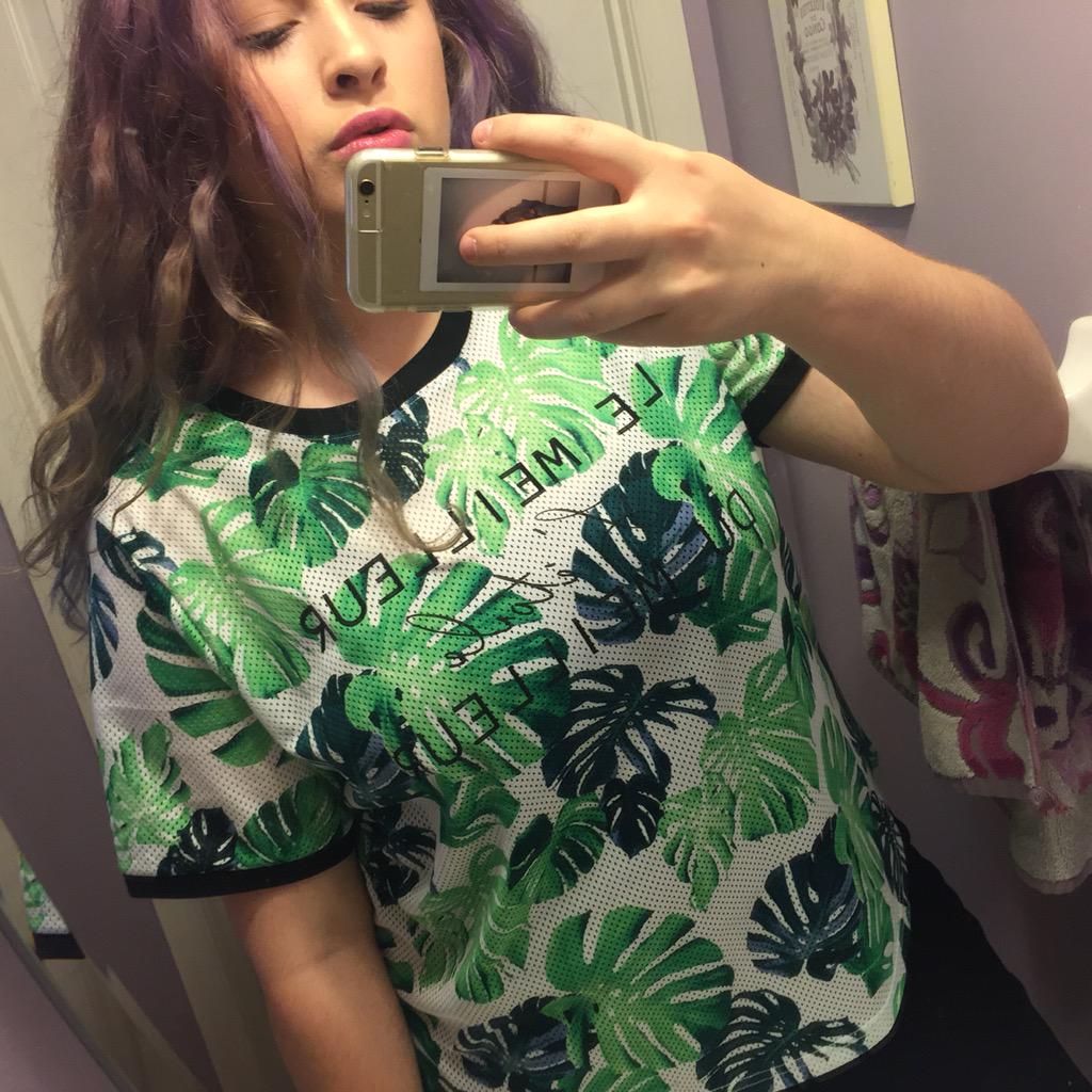 and I have one more so #BodyPosiForHalsey 💞