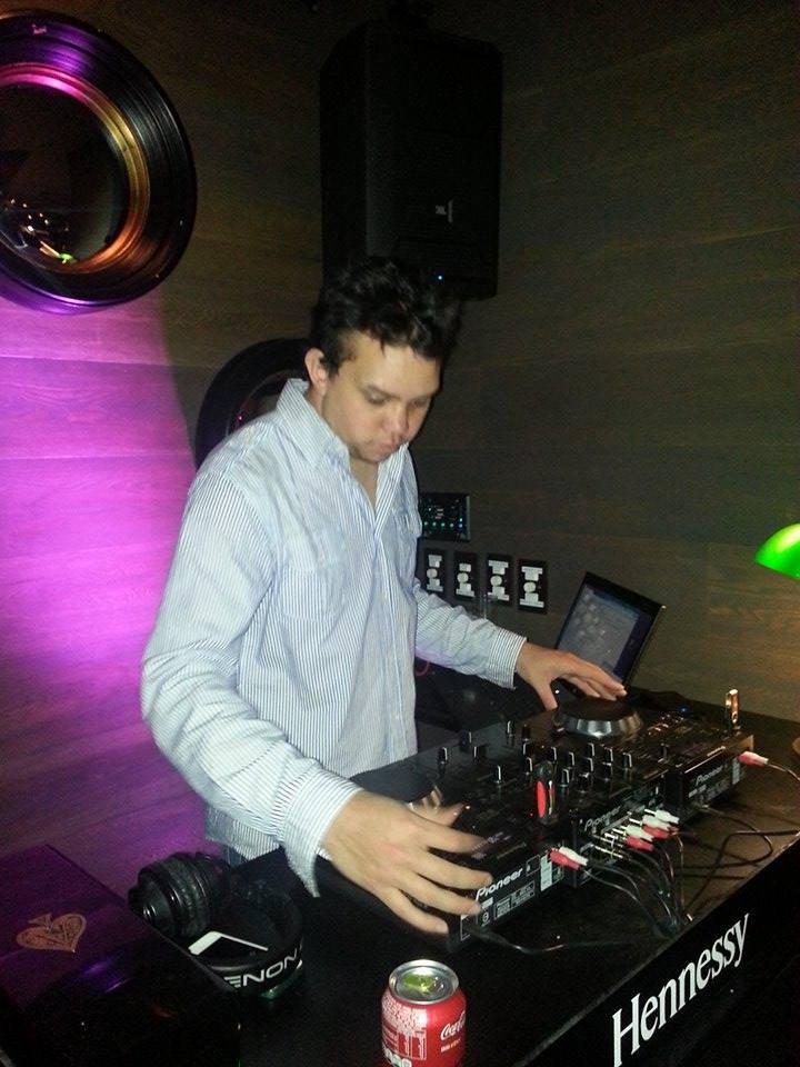 7STAR_SA_Events's tweet photo. @DJ7STARSA Getting Tunes Sorted For tonight at @Churchills_ZA Who Will Be Joining Him? http://t.co/PgpjWubkmV