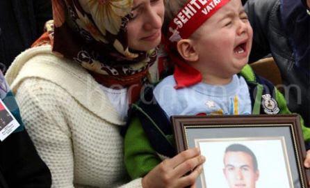 SabriReyiziniz's tweet photo. Şu masumların boynunu bükenlerin, boynu kökünden kopsun. http://t.co/Dn5r1jtREt