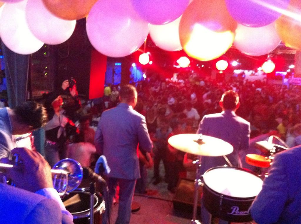 representzar's tweet image. En este momento @losyaguaru1 poniendo el ambiente en #SalonHidalgo en el DF