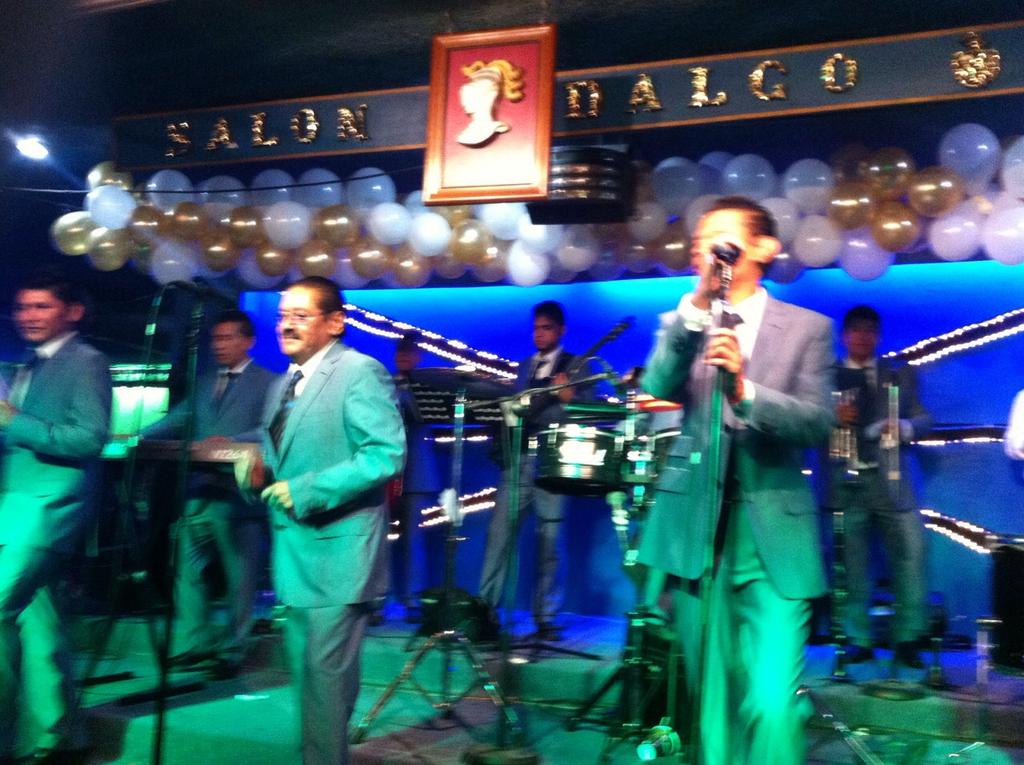 representzar's tweet image. En este momento @losyaguaru1 poniendo el ambiente en #SalonHidalgo en el DF