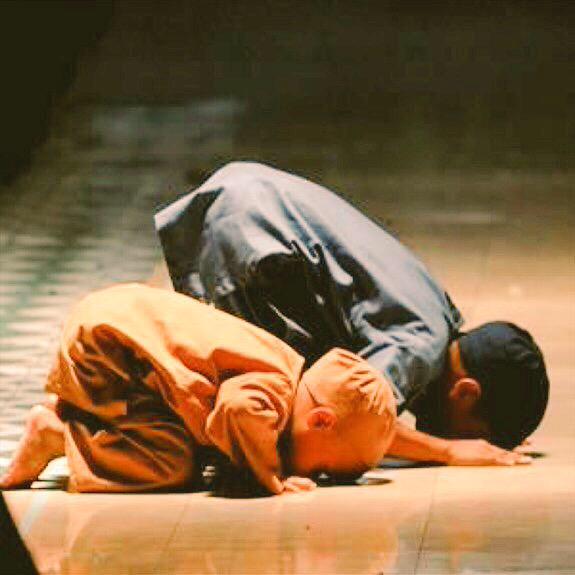 MR_ABOD_M's tweet photo. مـدام لك ربٍ عـن الخلق يكفيك
لا تشتكي للخلـق قاصي وداني

أسجد وقـلّ يارب ماخاب راجيك
وأبشر بـ تحقيق الرجا والأماني

- http://t.co/5jj68ItzID