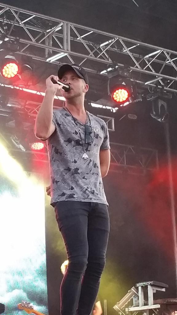 jetergrl2co's tweet photo. Hello one republic!!! Thanks for coming.#Win10DEN http://t.co/XW7AXfMroL