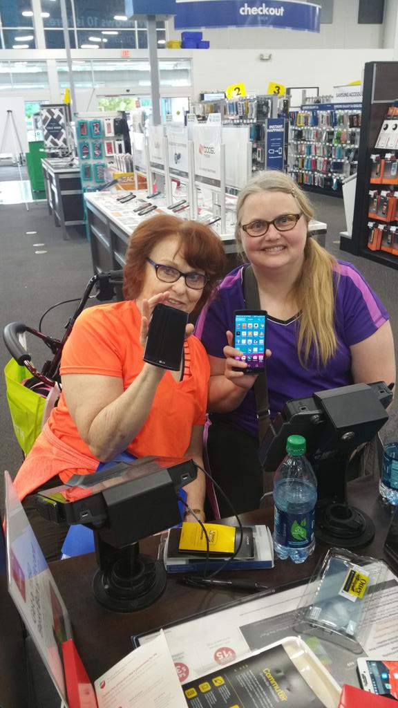 AaronFromSprint's tweet photo. @JLeRoy01 @SellWithLG #SprintLovesLG #SprintLovesBestBuy 2 New LG G4's on Sprint & a new LG Gpad to sweeten the deal! http://t.co/4IPBURu07V