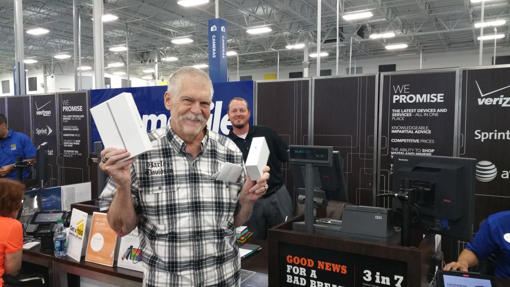 AaronFromSprint's tweet photo. @JLeRoy01 @SprintCentral @themoman01  Stole customer from VZW to Ipad bundle goodbye overpriced Verizon Hello Sprint! http://t.co/fo5XHYH1Q5