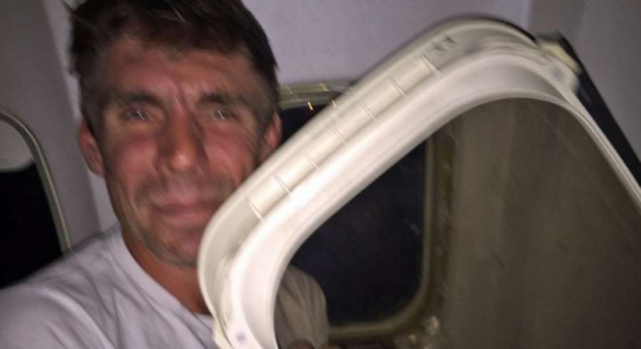 A3Noticias's tweet photo. Una ventana de un avión de Ryanair se desmonta en pleno vuelo http://t.co/D2FuzDHtKc http://t.co/d5pS8kAKaZ