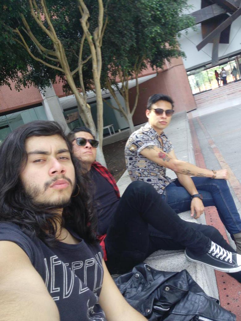 RockTLN's tweet photo. Waiting for an interview... 

#UbicatePendejo #31JL #WeDidntWannaKnow http://t.co/jjhlyqToxJ