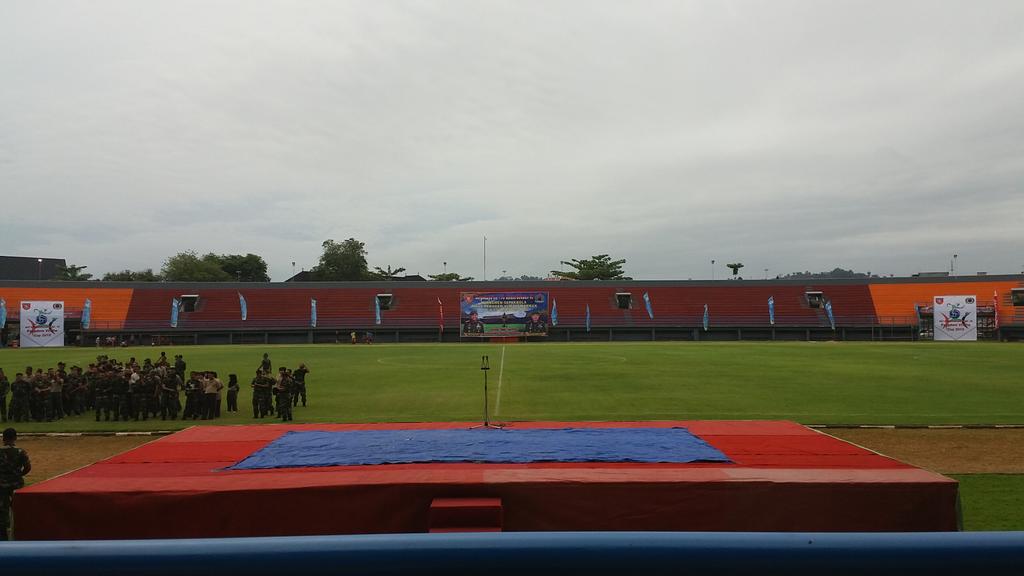 Suasana Persiapan Pembukaan Turnamen Sepakbola Piala PANGDAM VI/MLW 2015 di Stadion Segiri Samarinda sore ini. "